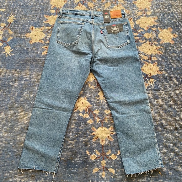 NWT Levi's 501 Cropped in Tango Tunes - Picture 4 of 4